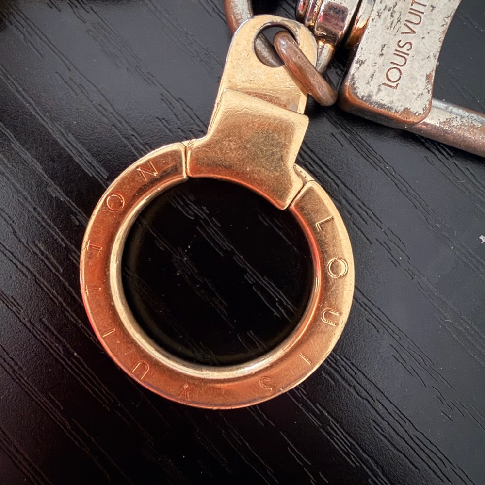 LOUIS VUITTON Tortoise Shell Resin Confidence Key Holder And Bag Charm - Picture 3 of 7